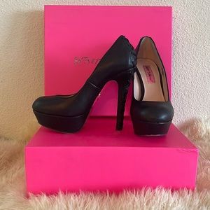 Betsyey Johnson genuine black leather heel size 6.5